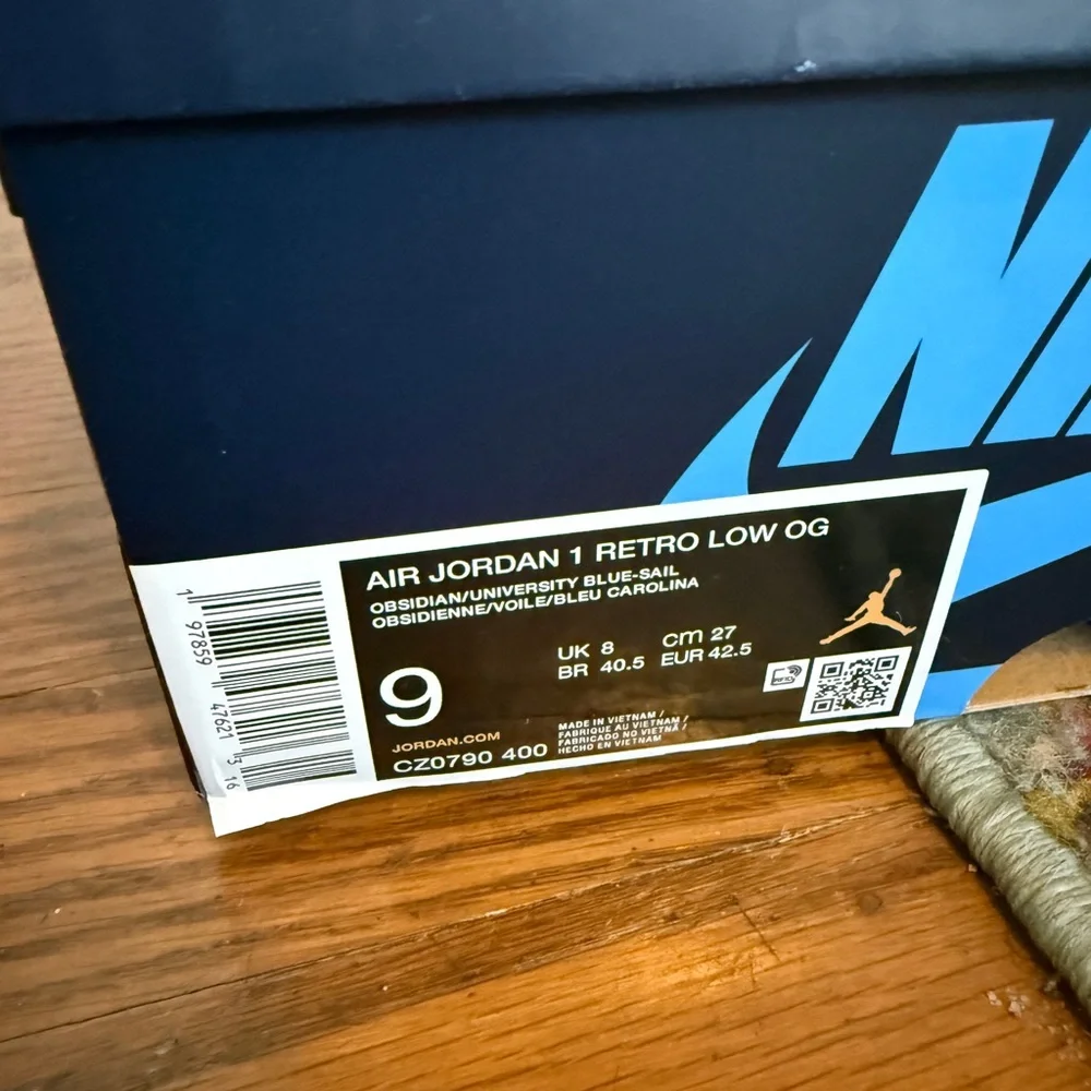 Jordan 1 Low OG- Obsidian UNC - Picture 3 of 12